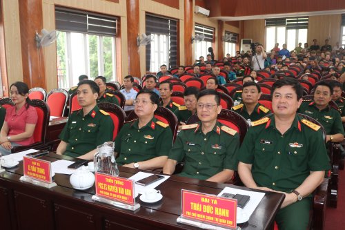 3. các lãnh đạo đoàn và lãnh đạo huyện Hoằng Hóa  dự tại buổi trao quà .JPG