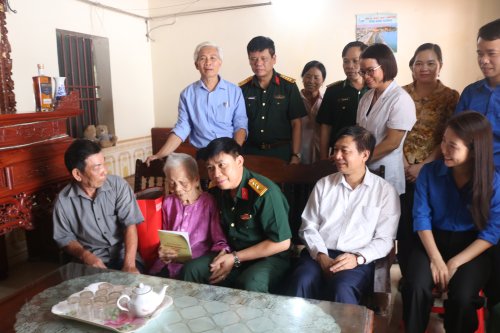 và đoàn tới thăm tặng quà cho Mẹ Việt Nam Anh hùng Lê Thị Lơi, ở xã Hoằng Đạt.JPG