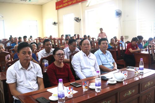 ob dủ tại trao quà .JPG