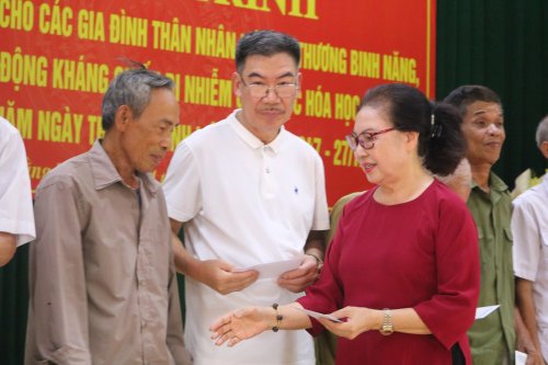 bà trực tiếp trao .JPG