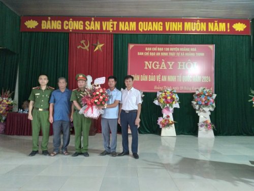 tặng hoa CA.jpg