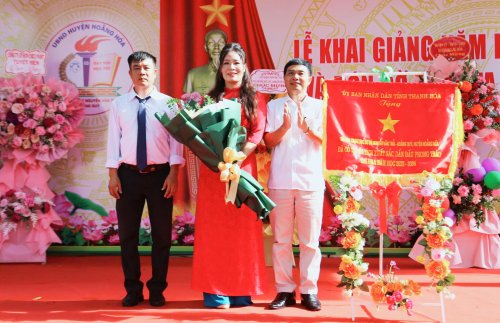 8. Đồng chí Đoàn Văn Cảnh - Bí thư Đảng ủy, Chủ tịch HĐND xã tặng hoa chúc mừng nhà trường..jpg