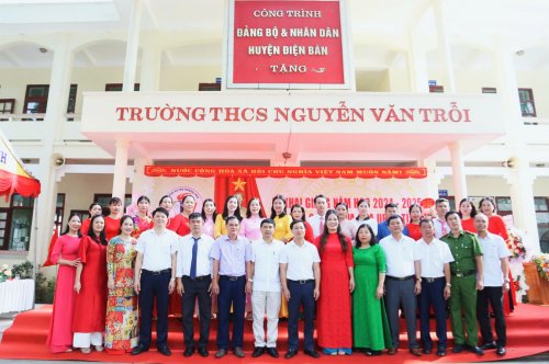 Các đồng chí lãnh đạo huyện và xã chụp ảnh lưu niệm cùng tập thể sư phạm Trường THCS Nguyễn Văn Trỗi..jpg