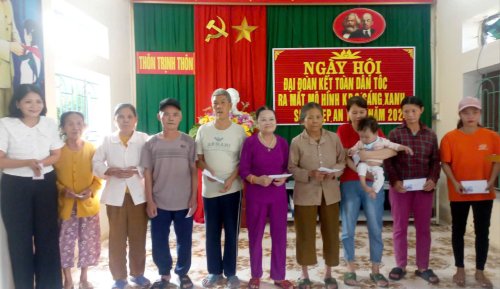 4. Trao quà cho hộ nghèo, hộ khó khăn nhân ngày đại đoàn kết.jpg