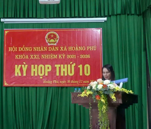 1. Đc Lê Thị Oanh PBT, CT HĐND xã khai mạc kỳ họp.jpg